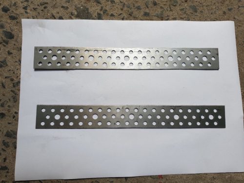 Bass neo tường là 1 thanh thép dập định hình